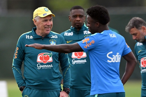Carlo Ancelotti conversa com Vini Jr. durante treino da Seleção Brasileira em Morristown, Nova Jersey