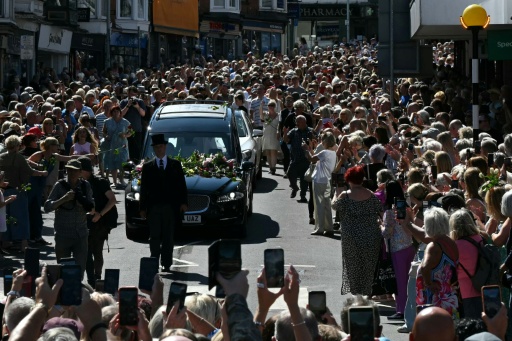 Fans line Welsh streets as Bonnie Tyler body's returns for funeral