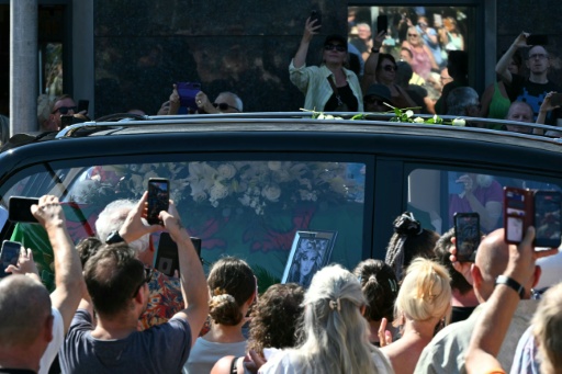 Bonnie Tyler's coffin was draped in a Welsh flag — JUSTIN TALLIS / AFP