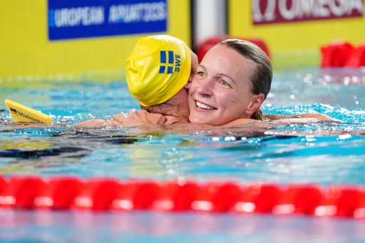 La Suédoise Sarah Sjöström radieuse après être devenue championne d'Europe du 50 m papillon le 12 août 2026 à Saint-Denis — SEBASTIEN BOZON / AFP