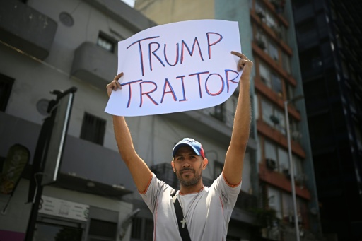 Un homme montre une pancarte clamant "Trump traitre" le 28 juillet 2026 à Caracas, lors d'une manifestation pour réclamer des élections au Venezuela — Federico PARRA / AFP