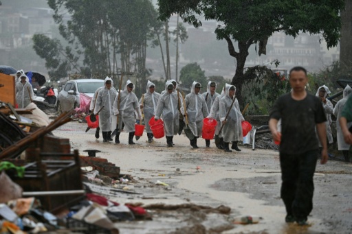 Des sécouristes participent aux opérations de nettoyage dans le village de Liulan, inondé après l'effondrement, le 6 juillet, du réservoir de Liulan, à Hengzhou, dans la région chinoise du Guangxi (sud-ouest), le 8 juillet 2026.