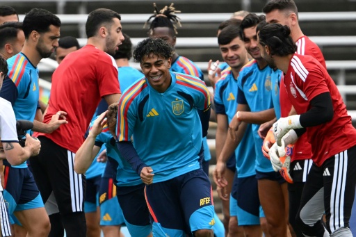 L'attaquant espagnol Lamine Yamal (au centre) , qui a fêté ses 19 ans le 13 juillet, entouré de ses coéquipiers à l'entraînement à Dallas, le 13 juillet 2026