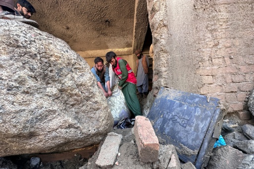 Des habitants fouillent les décombres de boutiques détruites par des crues soudaines à Parun, dans la province du Nouristan, le 21 juillet 2026 en Afghanistan — - / AFP