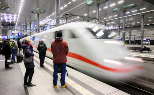 Die Deutsche Bahn plant nach "Bild"-Informationen ein Alkoholverbot an allen rund 5400 Bahnhöfen in Deutschland. Die flächendeckende Umsetzung der neuen Maßnahme solle bis zum 15. Oktober abgeschlossen sein. — John MACDOUGALL / AFP