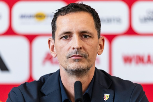 Le nouvel entraîneur de Lens Dino Toppmöller, lors de sa présentation officielle, le 16 juin 2026 — Sameer Al-DOUMY / AFP