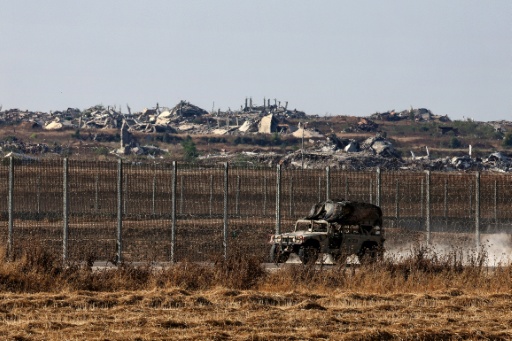 Un véhicule militaire israélien roule le long de la frontière avec la bande de Gaza, le 10 juin 2026 — Jack GUEZ / AFP