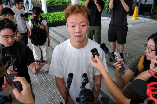 Dorz Cheung, résident de Wang Fuk Court, s'adresse aux journalistes s'adresse aux journalistes à l'issue d'une audience d'enquête sur l'incendie du complexe résidentiel, le 17 juillet 2026 à Hong Kong — Tommy WANG / AFP