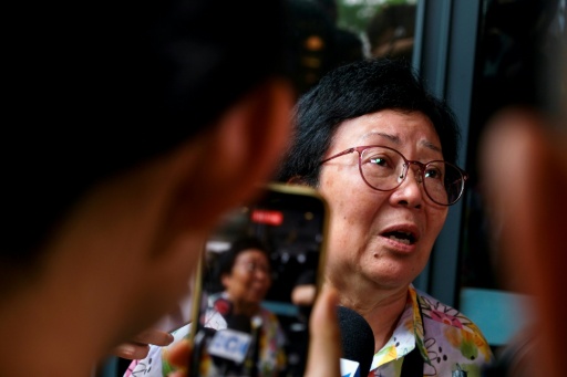 Peggy Fung, résidente de Wang Fuk Court, s'adresse aux journalistes à l'issue d'une audience d'enquête sur l'incendie du complexe résidentiel, le 17 juillet 2026 à Hong Kong — Tommy WANG / AFP