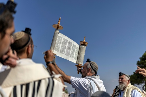Des colons israéliens prient lors de la réouverture d'une colonie à Ganim, en Cisjordanie occupée, le 13 août 2026 — ilia YEFIMOVICH / AFP