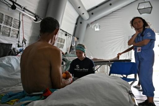 Un paciente recibe atención en el hospital de campaña estadounidense de Samaritan's Purse en La Guaira, Venezuela, el 10 de julio de 2026, tras los dos terremotos gemelos del 24 de junio