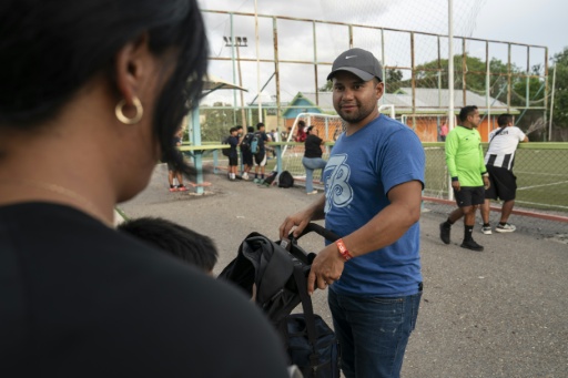 José Contreras e a esposa com o filho em Edinburg, Texas, 10 de julho de 2026