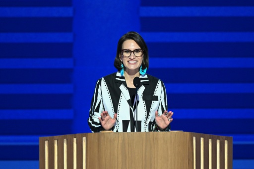 La vice-gouverneure du Minnesota, Peggy Flanagan, s'exprime sur la scène de la Convention nationale démocrate à Chicago, le 19 août 2024 — Mandel NGAN / AFP