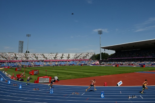 Les demi-finales du 400m haies hommes des championnats d'Europe d'athlétisme se courent devant les tribunes peu garnies de l'Alexander Stadium de Birmingham le 12 août 2026 — Paul ELLIS / AFP