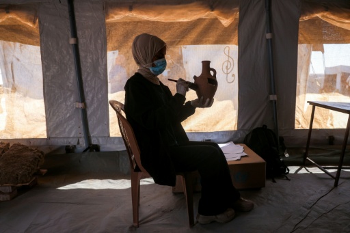 متطوعة في جمعية مياسم للثقافة والفنون تصلح قطعة أثرية في خانيونس     في 11 تموز/يوليو 2026 — بشار طالب / AFP
