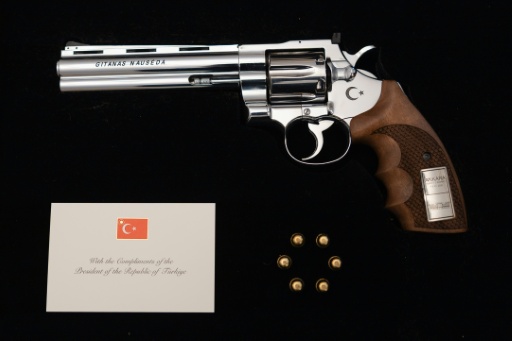 Photo prise le 9 juillet 2026 et diffusée par le Bureau du président lituanien d'un revolver offert par le président turc Recep Tayyip Erdogan au président lituanien Gitanas Nauseda, à l'issue du sommet de l'Otan à Ankara, gravé à son nom et accompagné de munitions réelles, lors d'une présentation à la presse à Vilnius, en Lituanie