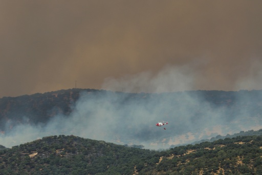 Un helicóptero de los bomberos combate el incendio cerca de San Martín de Valdeiglesias, al oeste de Madrid, el 24 de julio de 2026 — Pierre-Philippe Marcou / AFP