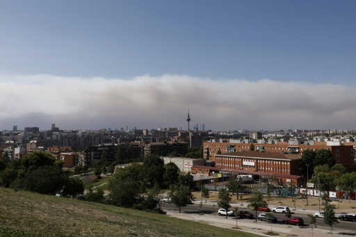 El humo de los incendios de la Comunidad de Madrid llega hasta la capital, en una imagen captada desde el barrio de Vallecas el 24 de julio de 2026 — Óscar del Pozo / AFP