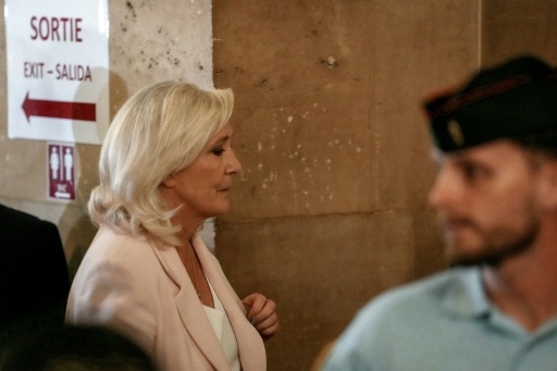 Marine Le Pen, présidente du groupe parlementaire du Rassemblement national (g), quitte la cour d'appel de Paris le 7 juillet 2026, après le prononcé de l'arrêt en appel pour détournement de fonds publics européens dans l'affaire des emplois présumés fictifs au Parlement européen