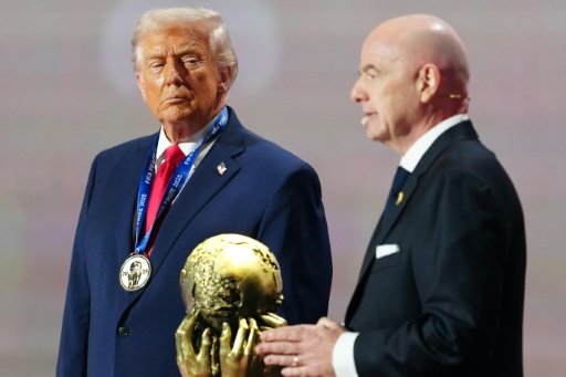 Donald Trump (g) reçoit des mains de Gianni Infantino le Prix de la paix Fifa, le 5 décembre 2025 à Washington — POOL