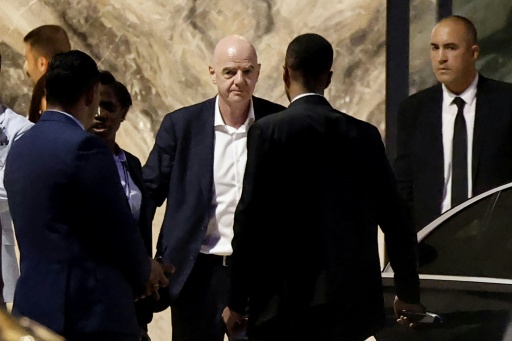 Gianni Infantino (C) quitte le stade Al-Madina à Rabat après avoir assisté au match de Coupe des nations d'Afrique femmes entre le Malawi et la Zambie, le 5 août 2026 — Abdelmajid BZIOUAT / AFP