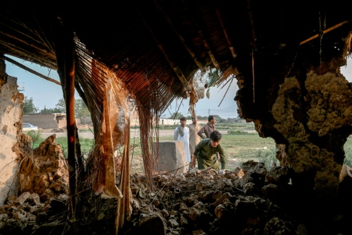Des réfugiés afghans récupèrent des matériaux de construction avant leur rapatriement en Afghanistan, le 14 juillet 2026 à Peshawar, au Pakistan — Abdul MAJEED / AFP