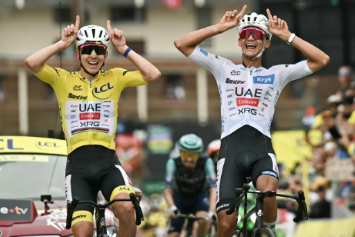 El corredor esloveno del UAE Team Emirates - XRG, Tadej Pogacar, con el maillot amarillo, y su compañero de equipo, el mexicano Isaac Del Toro, celebran a su llegada a meta en Alpe d'Huez, el 25 de julio de 2026 — Loic VENANCE / AFP