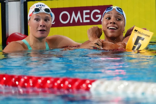 La Française Mary-Ambre Moluh, championne d'Europe du 100 m dos et sa compatriote Pauline Mahieu (3e), le 15 août 2026 à Saint-Denis — Dimitar DILKOFF / AFP