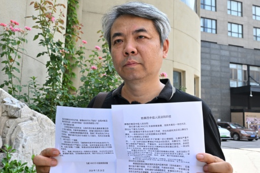Jiang Hui, cuya madre iba en el vuelo MH370 y que representa a las familias chinas, cerca del tribunal de Pekín donde se celebra la apelación contra la compañía Malaysia Airlines el 28 de julio de 2026 — Adek Berry / AFP