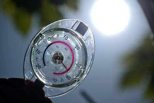 Un pic est attendu "vers le milieu de la semaine", après des maximales en hausse mardi: vers 35°C dans l'ouest et des pointes de 38 à 39°C sur le pourtour méditerranéen, selon Météo-France — Damien MEYER / AFP