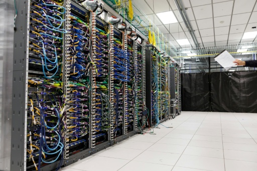 La course mondiale à l'IA pousse les géants de la tech à multiplier les centres de données, ces installations gourmandes en électricité, en eau de refroidissement, en béton, en acier et en puces
