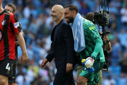 Manchester City manager Enzo Maresca (C) and goalkeeper Gianluigi Donnarumma — Darren Staples / AFP