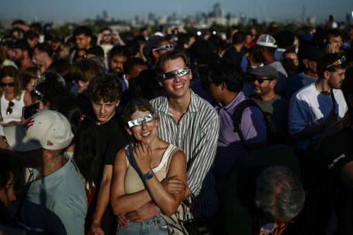 Unas gafas para ver el eclipse solar, a la venta en una tienda del Mercado Old Spitalfields, en el este de Londres, el 11 de agosto de 2026 — Henry Nicholls / AFP