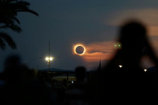Un cliente compra unas gafas para ver el eclipse total de sol en una optica de París el 11 de agosto de 2026 — Lou Benoist / AFP