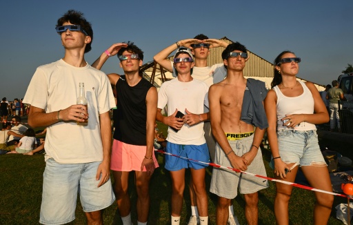 Jóvenes observan el eclipse solar en Itxassou, en el suroeste de Francia, el 12 de agosto de 2026 — Gaizka IROZ / AFP