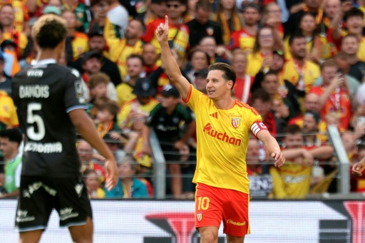 L'attaquant français du RC Lens Florian Thauvin célèbre le premier de ses deux buts lors de la victoire de son club face à Auxerre (5-2) pour la première journée de Ligue 1, le 22 août 2026 à Lens — Francois LO PRESTI / AFP
