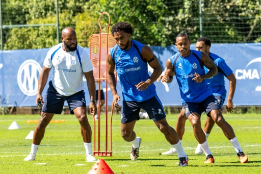 Le milieu néerlandais Quinten Timber (C) et l'attaquant brésilien Igor Paixao lors d'une séance d'entraînement de l'Olympique de Marseille, le 19 août 2026 au centre Robert-Louis Dreyfus de l'OM, avant la reprise de la saison de Ligue 1 — Miguel MEDINA / AFP
