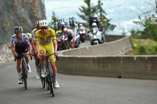 El corredor esloveno del UAE Team, Tadej Pogacar, por delante del belga del equipo Bora, Remco Evenepoel (izda.) y de su compañero mexicano Isaac Del Toro, en la subida final de la 15ª etapa del Tour de Francia, en Plateau de Solaison, el 19 de julio de 2026 — Anne-Christine POUJOULAT / AFP