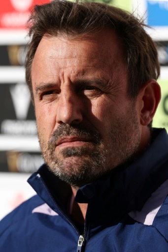 Le sélectionneur du XV féminin français François Ratier à Cardiff le 18 avril 2026 au pays de Galles — Adrian Dennis / AFP