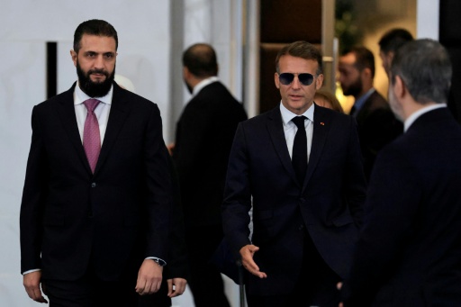 El presidente francés Emmanuel Macron (derecha) y el presidente sirio Ahmed al Sharaa en el foro económico sobre la reconstrucción de Siria, el 7 de julio de 2026 en Damasco