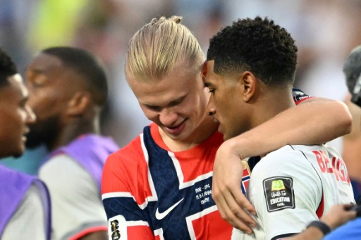 L'attaquant de la Norvège Erling Haaland (au centre) félicite le milieu de l'Angleterre Jude Bellingham, auteur d'un doublé en quart de finale du Mondial, le 11 juin 2026 à Miami