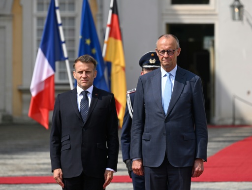 Le chancelier allemand Friedrich Merz et le président français Emmanuel Macron (g) à Brühl, dans l'ouest de l'Allemagne, le 17 juillet 2026, avant un Conseil des ministres franco-allemand — INA FASSBENDER / AFP