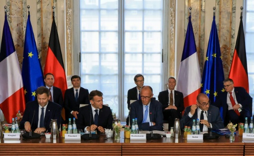 Le chancelier allemand Friedrich Merz (c,d), le ministre français de l'Intérieur Laurent Nuñez (d), le président français Emmanuel Macron (c,g) et le ministre allemand des Finances et vice-chancelier Lars Klingbeil (d), lors du 26e Conseil des ministres franco-allemand, au château d'Augustusburg à Brühl, le 17 juillet 2026 dans l'ouest de l'Allemagne — Ludovic MARIN / AFP