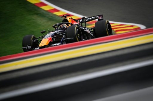 Max Verstappen toma una curva a la derecha durante la primera sesión de entrenamientos para el último Gran Premio de Bélgica de F1, el 17 de julio de 2026 en el circuito de Spa-Francorchamps — Andrej Isakovic / AFP