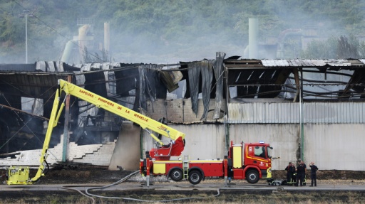Francia confina a 30.000 personas tras incendio en almacén de desechos industriales