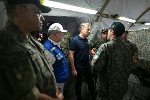 Tom Fletcher (centro), secretario general adjunto de la ONU para Asuntos Humanitarios, visita un hospital de emergencia levantado por militares brasileños para atender a víctimas de los terremotos, el 8 de julio de 2026 en Caraballeda, estado de La Guaira, al norte de Venezuela