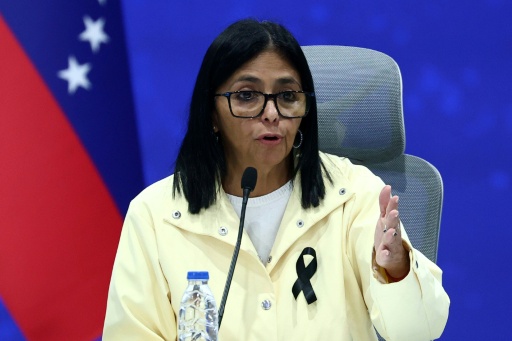 La presidenta interina venezolana, Delcy Rodríguez, habla durante una rueda de prensa en una base aérea de Caracas, el 2 de julio de 2026