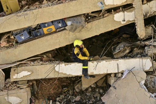 Un rescatista venezolano busca víctimas entre las ruinas de un edificio destruido por los terremotos del 24 de junio al norte de Venezuela, el 8 de julio de 2026 en Caraballeda, en el estado de La Guaira