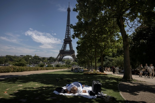 Torre Eiffel e museus de Paris fecharão mais cedo durante onda de calor