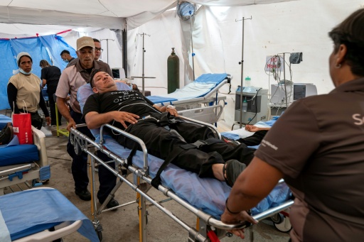 أحد الناجين من زلزالي فنزويلا يتلقى العلاج في مركز طبي ميداني أقيم في إحدى محطات كاتيا لا مار في 3 تموز/يوليو 2026